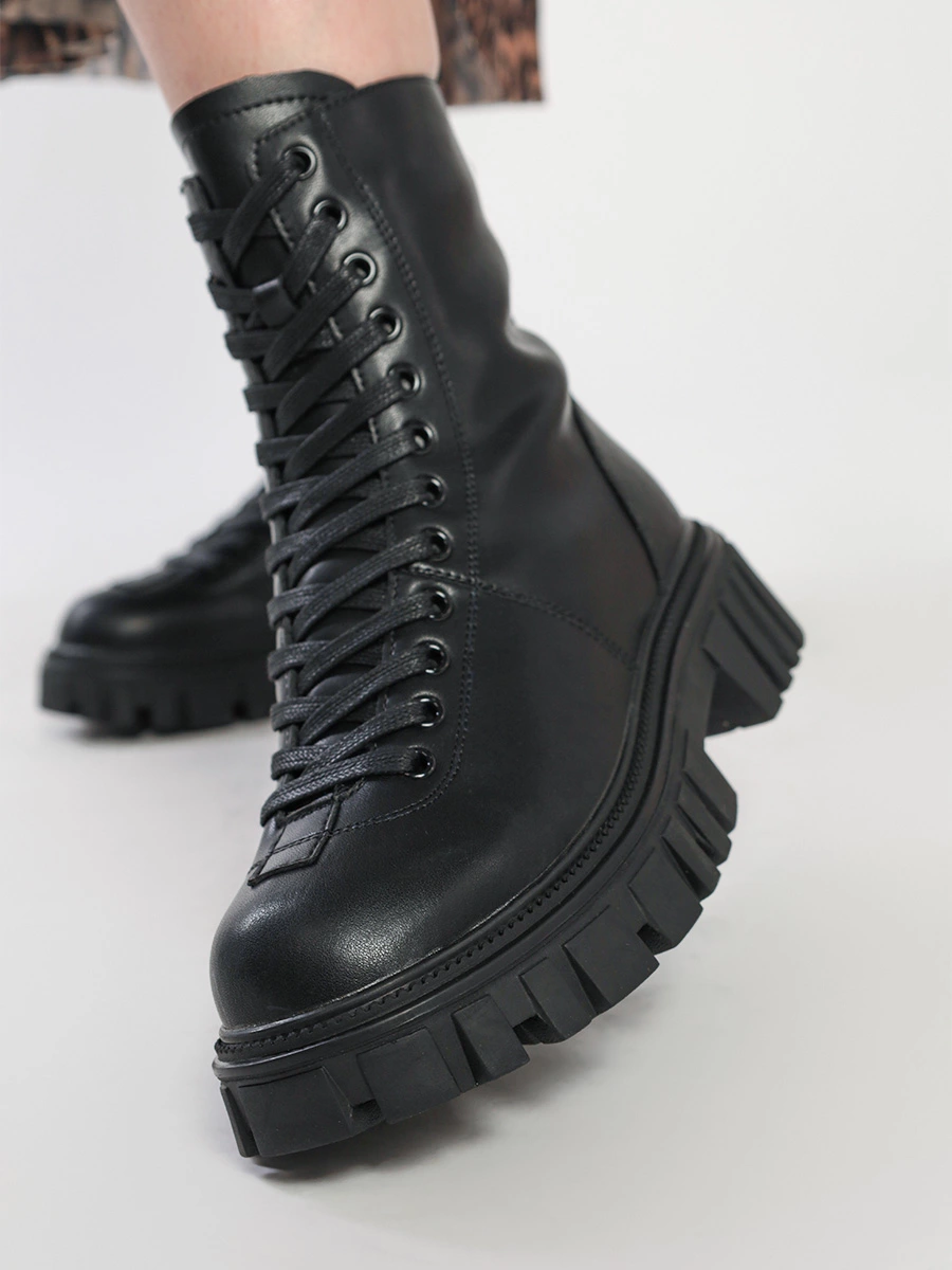 Ботинки черного цвета на рельефном протекторе